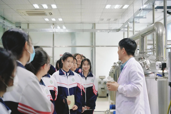 AG九游会牡丹江师范学院人命科学与本领学院与牡丹江市田家炳实习中学联合发展“科技(图2)